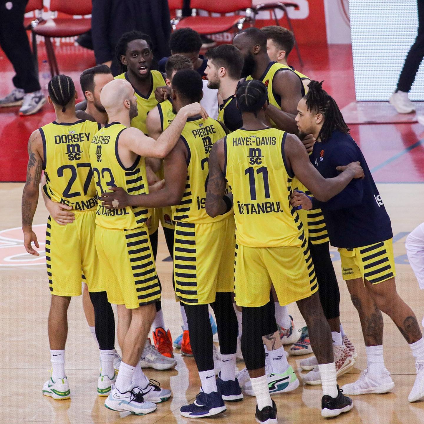 里夫斯14分7助攻＆艾顿10分，湖人半场轰出67分（里夫斯14分7助攻、艾顿10分，湖人半场轰下67分）