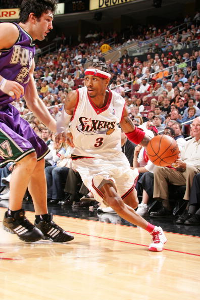 34天只赢1场！阿隆索致敬滕哈赫：都怪裁判，我们走在正确的路上（34天仅一胜！阿隆索致敬滕哈赫：责任在裁判，方向没错）