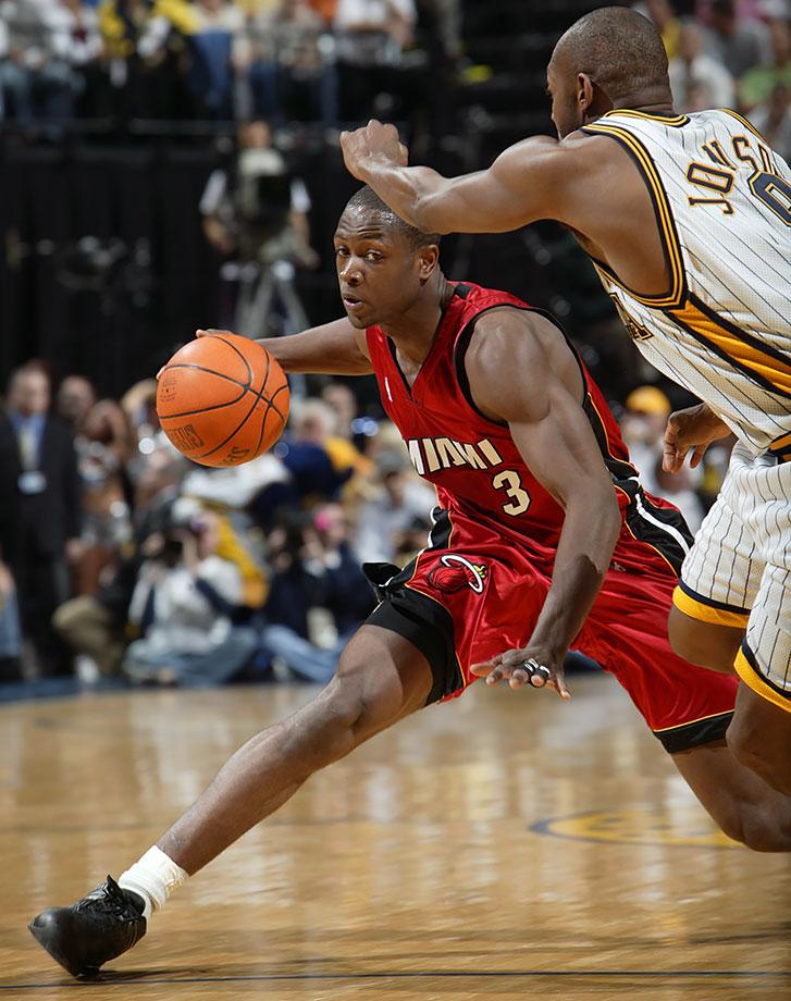 毛彪附体！四川一高校辅导员单刀面对大空门滑倒滚进球网（四川高校辅导员单刀面对空门失足，连人带球滚入球网）