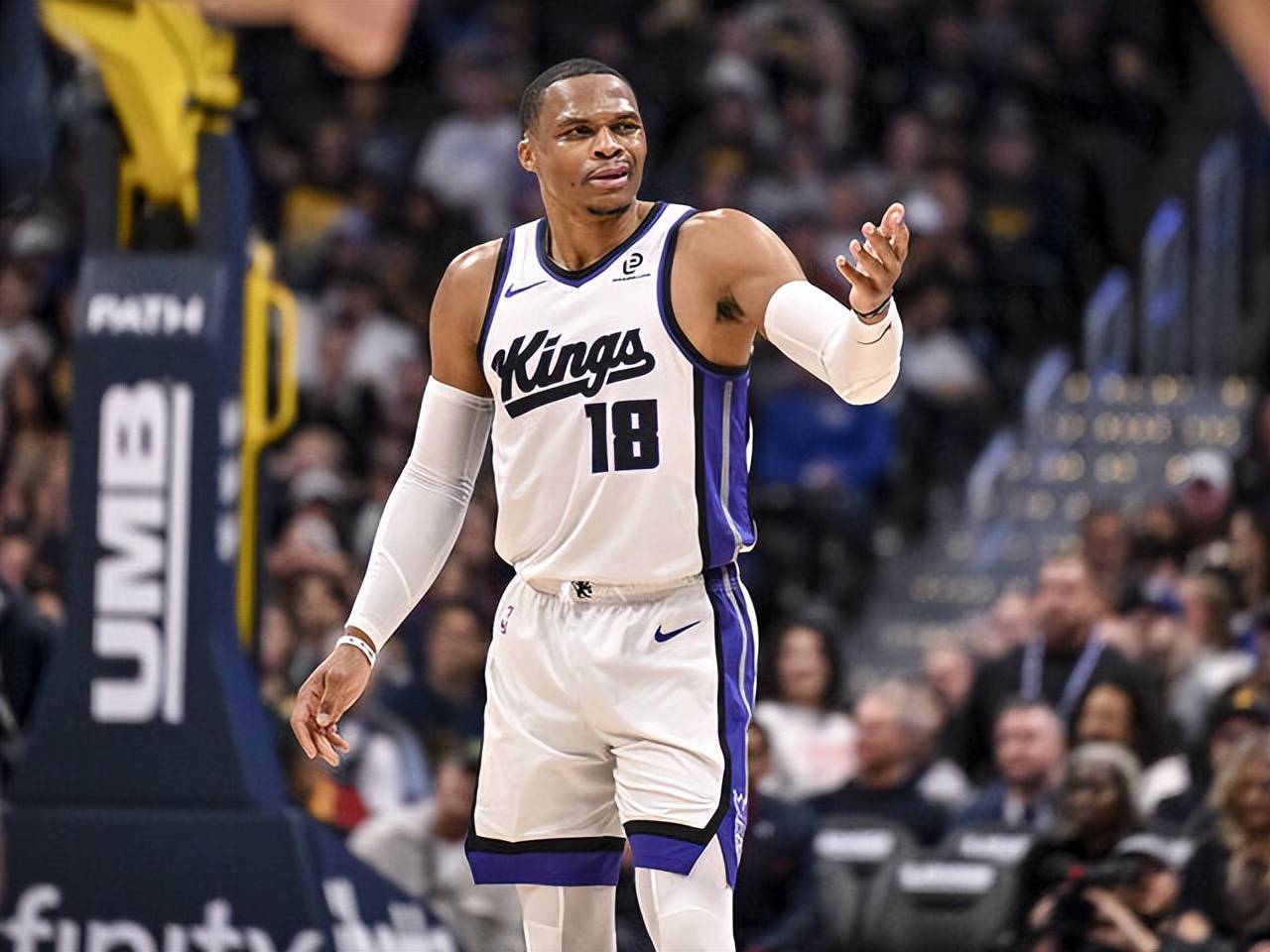 门将长传助攻惊艳全场（门将一记长传化作助攻，全场惊叹）