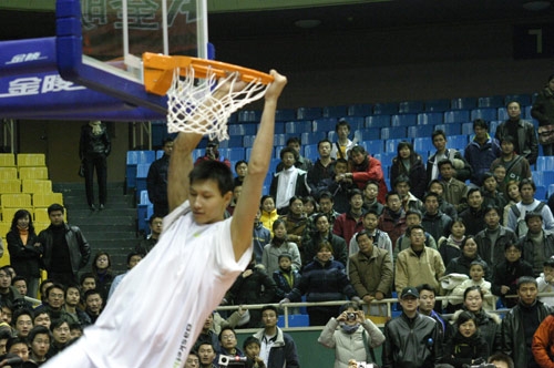 国安与河南合拍足协杯决赛宣传片：在传统足球赛中加入福瑞（国安携手河南打造足协杯决赛宣传片：为传统足球注入福瑞元素）