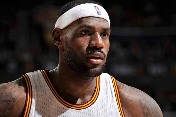 孔蒂：球迷应忽略球队的谣言；欧洲裁判比意甲好？我不聊这个（孔蒂：请球迷无视球队谣言；欧洲裁判优于意甲？不予置评）